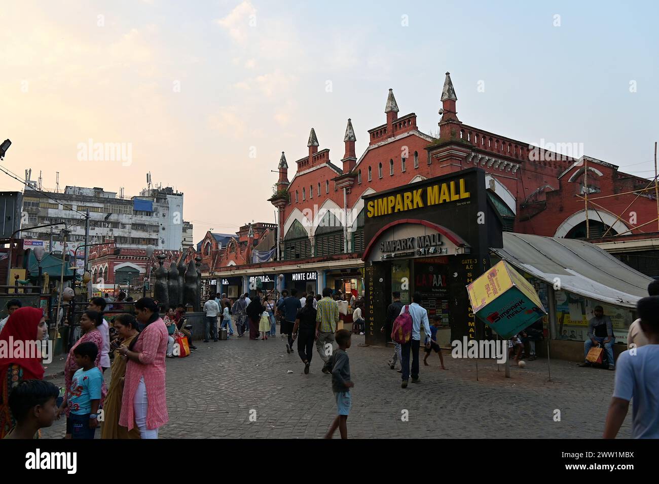 Ingresso al Simpark Mall sotterraneo situato nel complesso commerciale New Market, lungo Lindsay Street, Kolkata, West Bengal, India Foto Stock