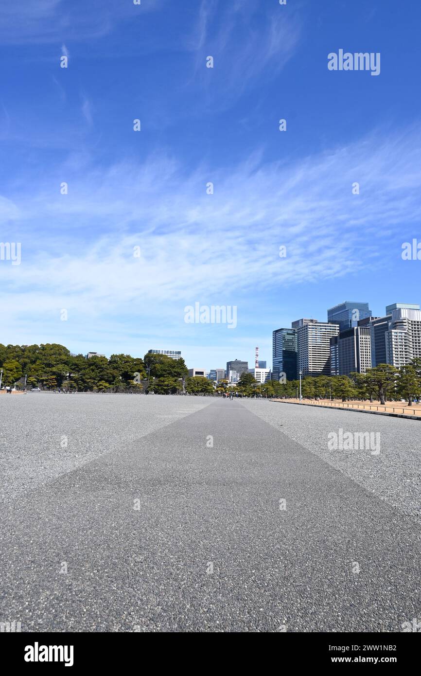 Sentiero di ghiaia all'interno del Kokyo Gaien National Garden (Kokyogaien) - Chiyoda, Tokyo, Giappone - 28 febbraio 2024 Foto Stock