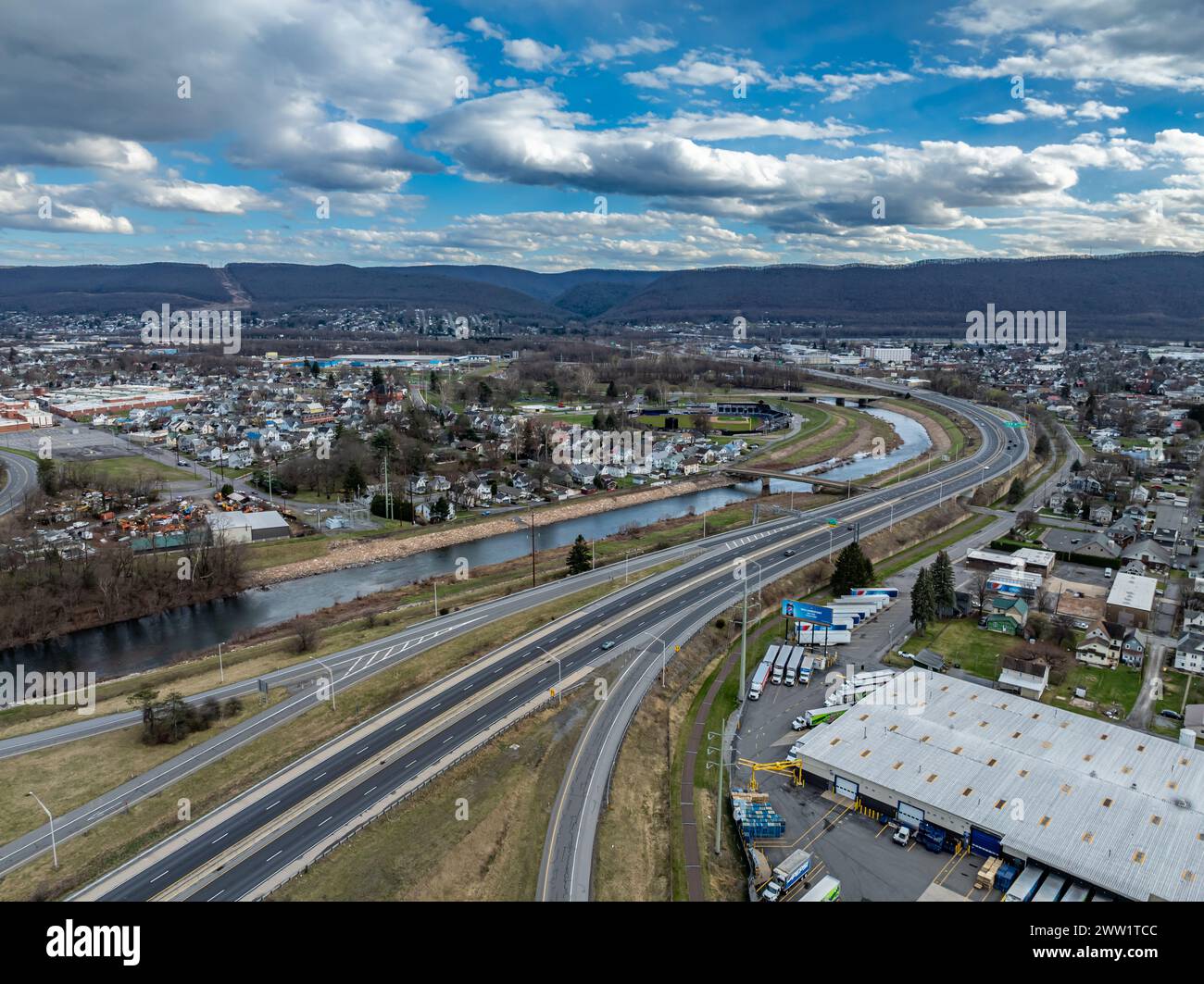 Inverno nuvoloso - immagine aerea primaverile dell'area circostante, sede della serie mondiale Little League a Williamsport, Pennsylvania. Foto Stock