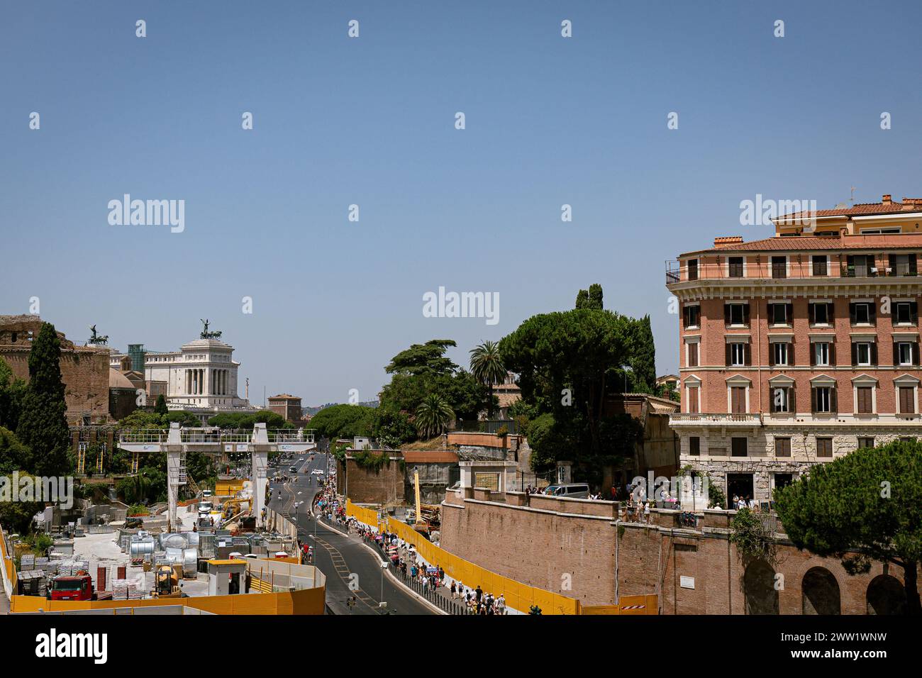 Roma, Italia - 14 agosto 2023: La zona, circondata dalla recinzione gialla. Cantiere della metropolitana Foto Stock