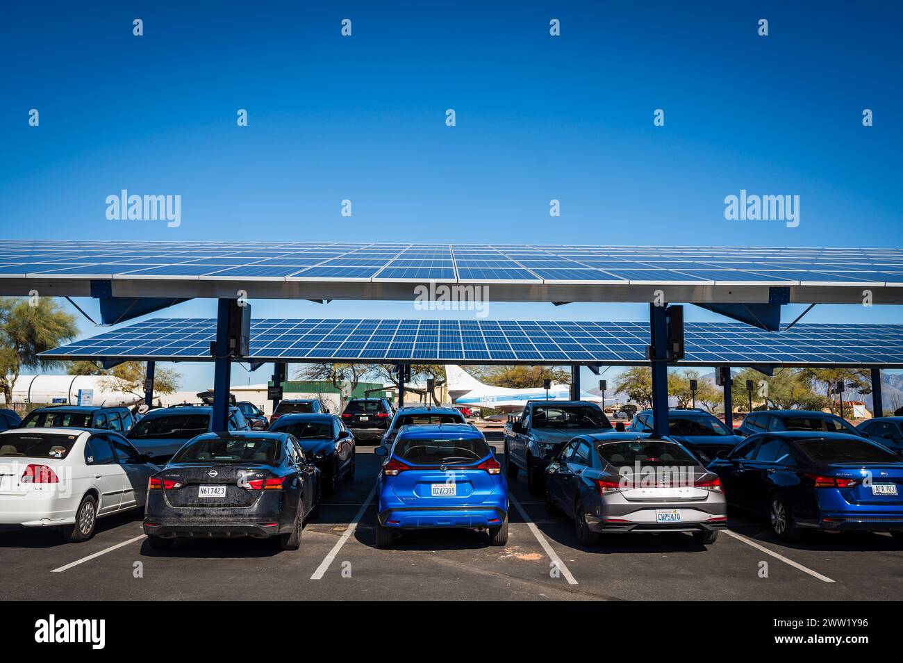 Museo dell'aria e dello spazio di Pima. Aree di parcheggio coperte con pannelli solari. Tucson, Arizona. Foto Stock