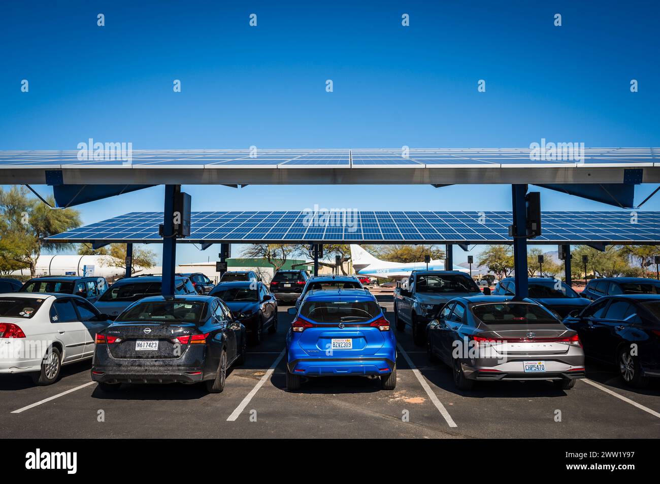 Museo dell'aria e dello spazio di Pima. Aree di parcheggio coperte con pannelli solari. Tucson, Arizona. Foto Stock