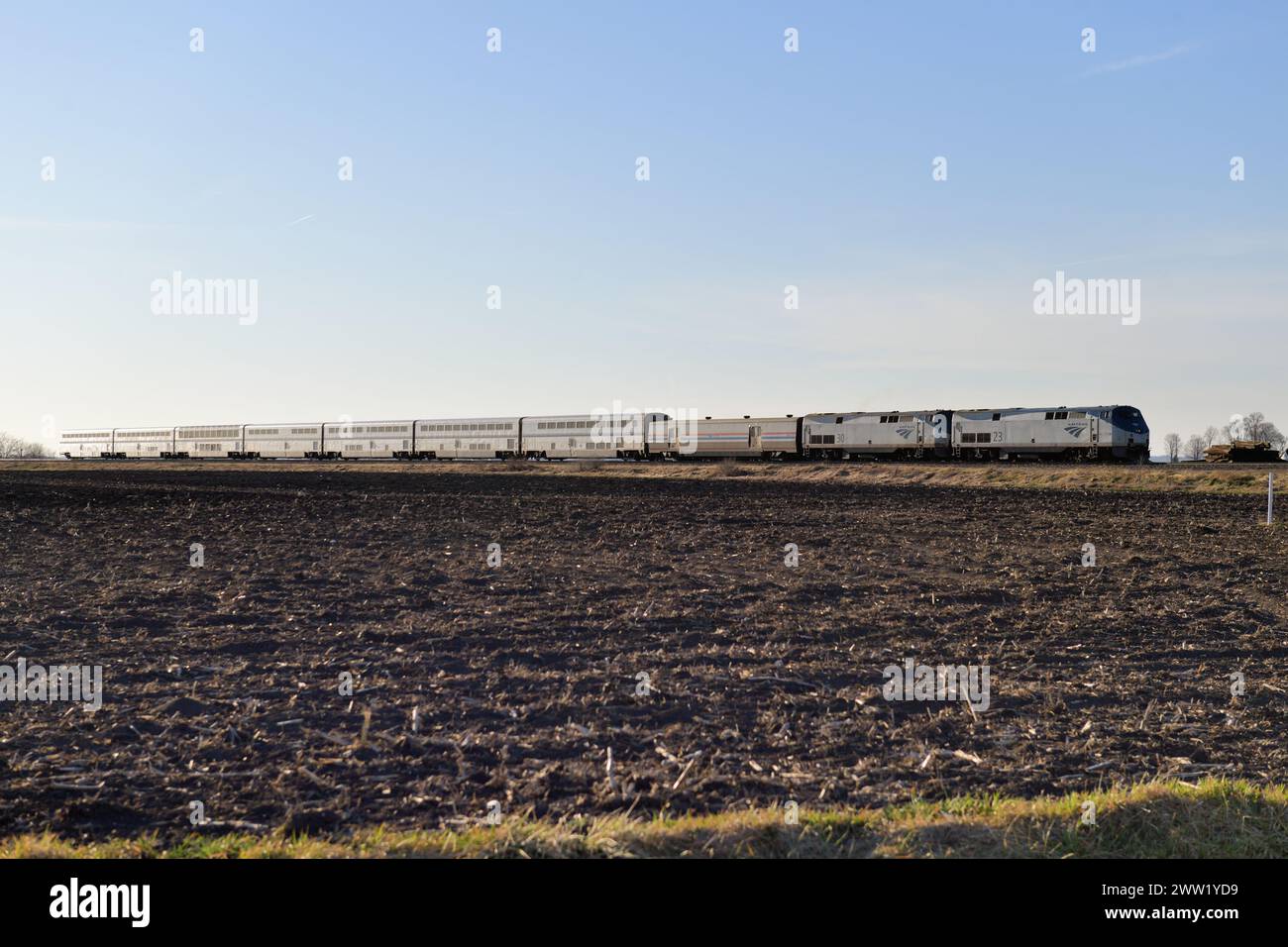 Earlville, Illinois, Stati Uniti. La California Zephyr della Amtrak passa attraverso l'Illinois rurale durante le ultime fasi del suo viaggio verso Chicago. Foto Stock