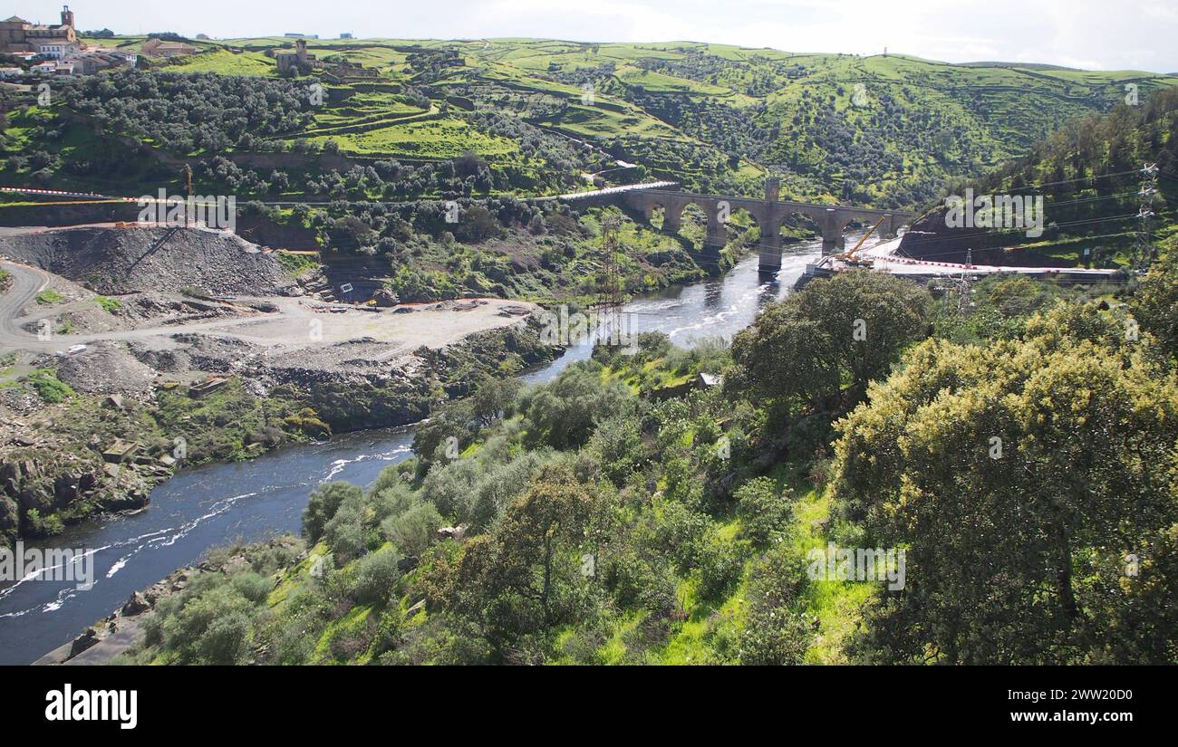 Valle del fiume Tago, vista a valle dalla diga dell'Alcantara, verso l'antico ponte romano dell'Alcantara che attraversa il fiume, Alcantara, provincia di Caceres, Spagna Foto Stock