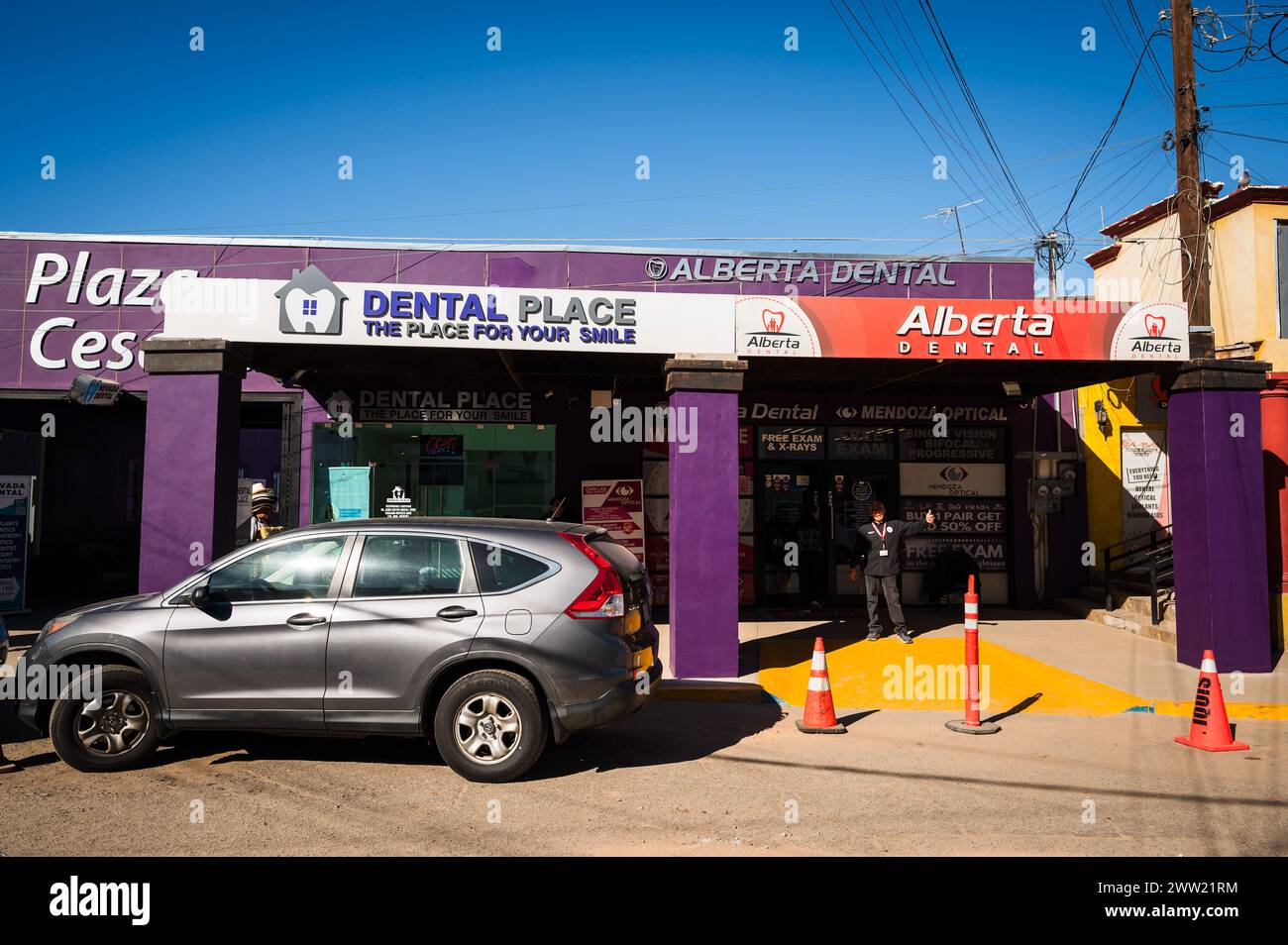 Studi dentistici, farmacie e ottici sulla strada di Los Algodones in Messico, conosciuta localmente come molar City. Foto Stock