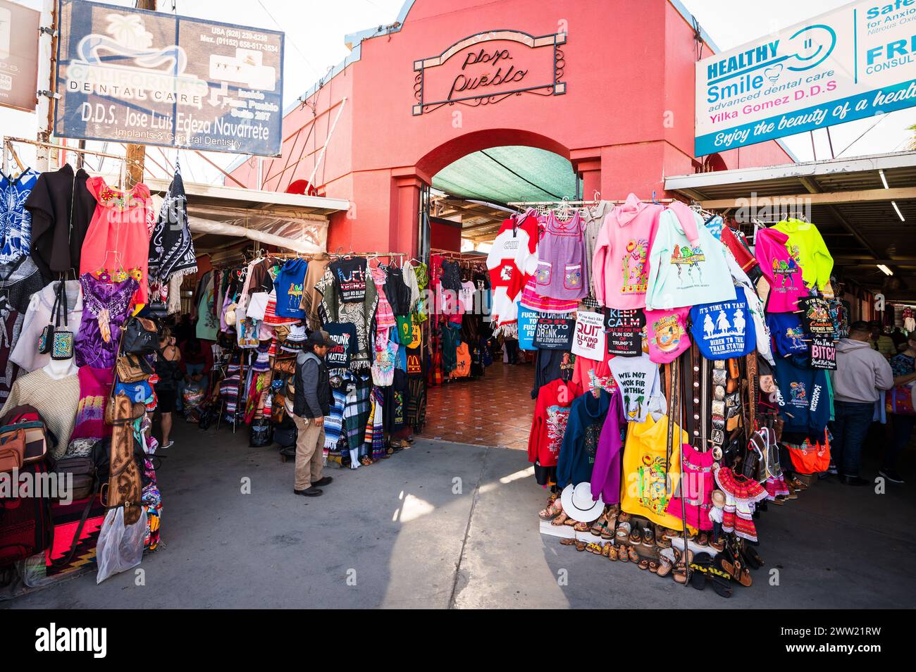 Turisti e mercanti di strada sulla strada di Los Algodones in Messico, conosciuta localmente come molar City. Foto Stock