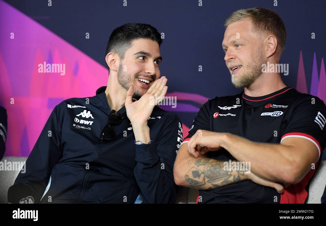 MELBOURNE, AUSTRALIA, 25 febbraio 2024. Nella foto 31 Esteban Ocon (fra) BWT Alpine F1 Team (a sinistra) e 20 Kevin Magnussen (DNK) MoneyGram Haas F1 Team alla Conferenza stampa piloti di giovedì per il FIA Formula 1 Rolex Australian Grand Prix 2024 3° round dal 22 al 24 marzo presso l'Albert Park Street Circuit di Melbourne, Australia. Crediti: Karl Phillipson/Alamy Live News Foto Stock