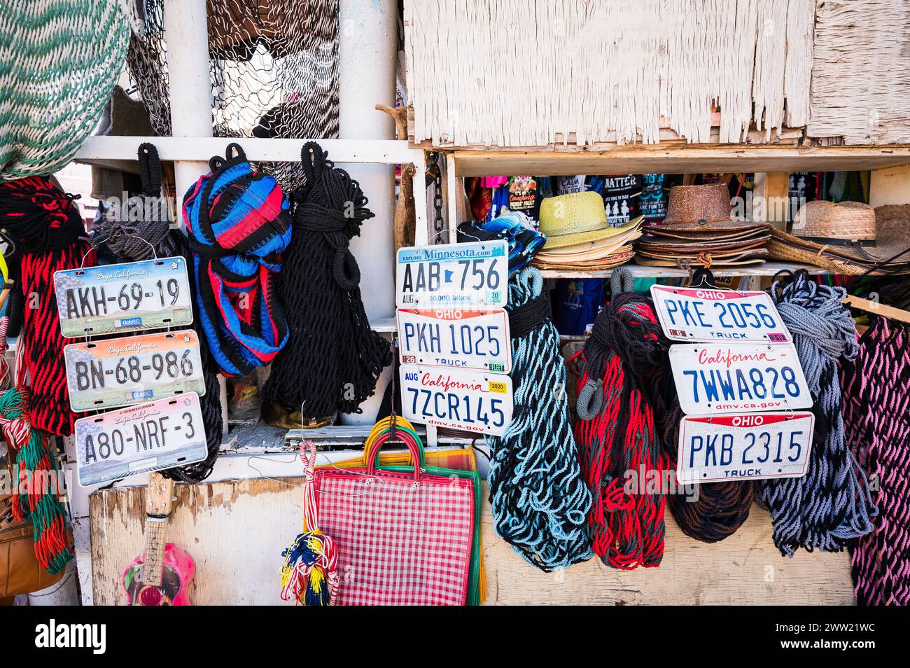 Turisti e mercanti di strada sulla strada di Los Algodones in Messico, conosciuta localmente come molar City. Foto Stock