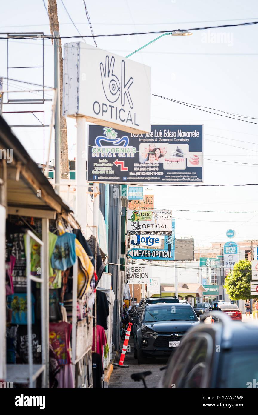 Studi dentistici, farmacie e ottici sulla strada di Los Algodones in Messico, conosciuta localmente come molar City. Foto Stock