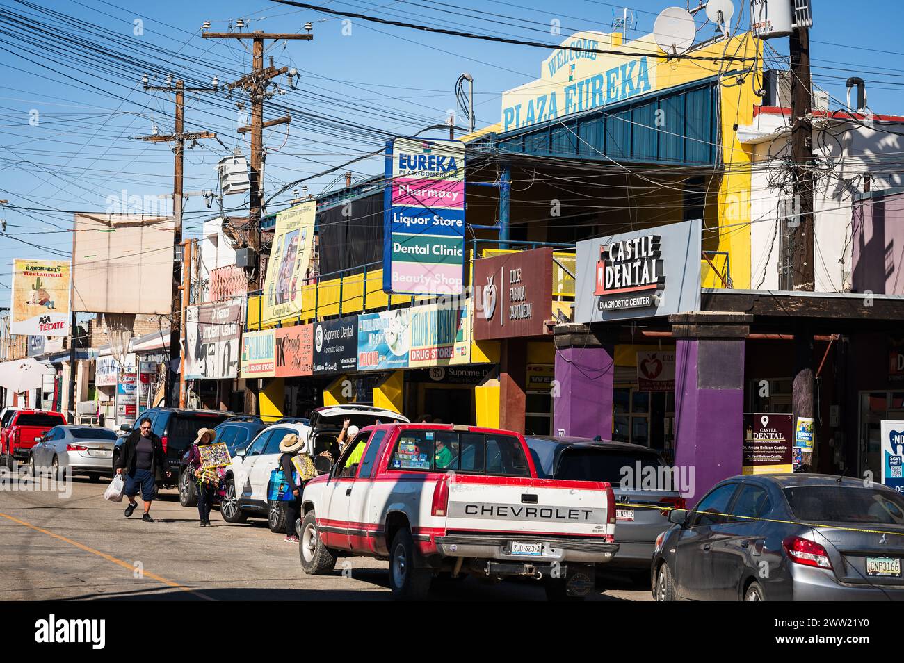 Studi dentistici, farmacie e ottici sulla strada di Los Algodones in Messico, conosciuta localmente come molar City. Foto Stock