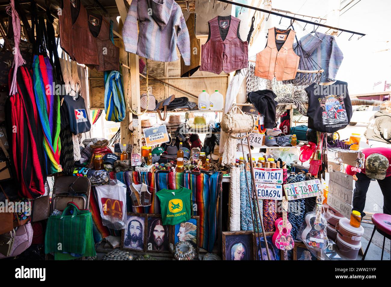 Turisti e mercanti di strada sulla strada di Los Algodones in Messico, conosciuta localmente come molar City. Foto Stock