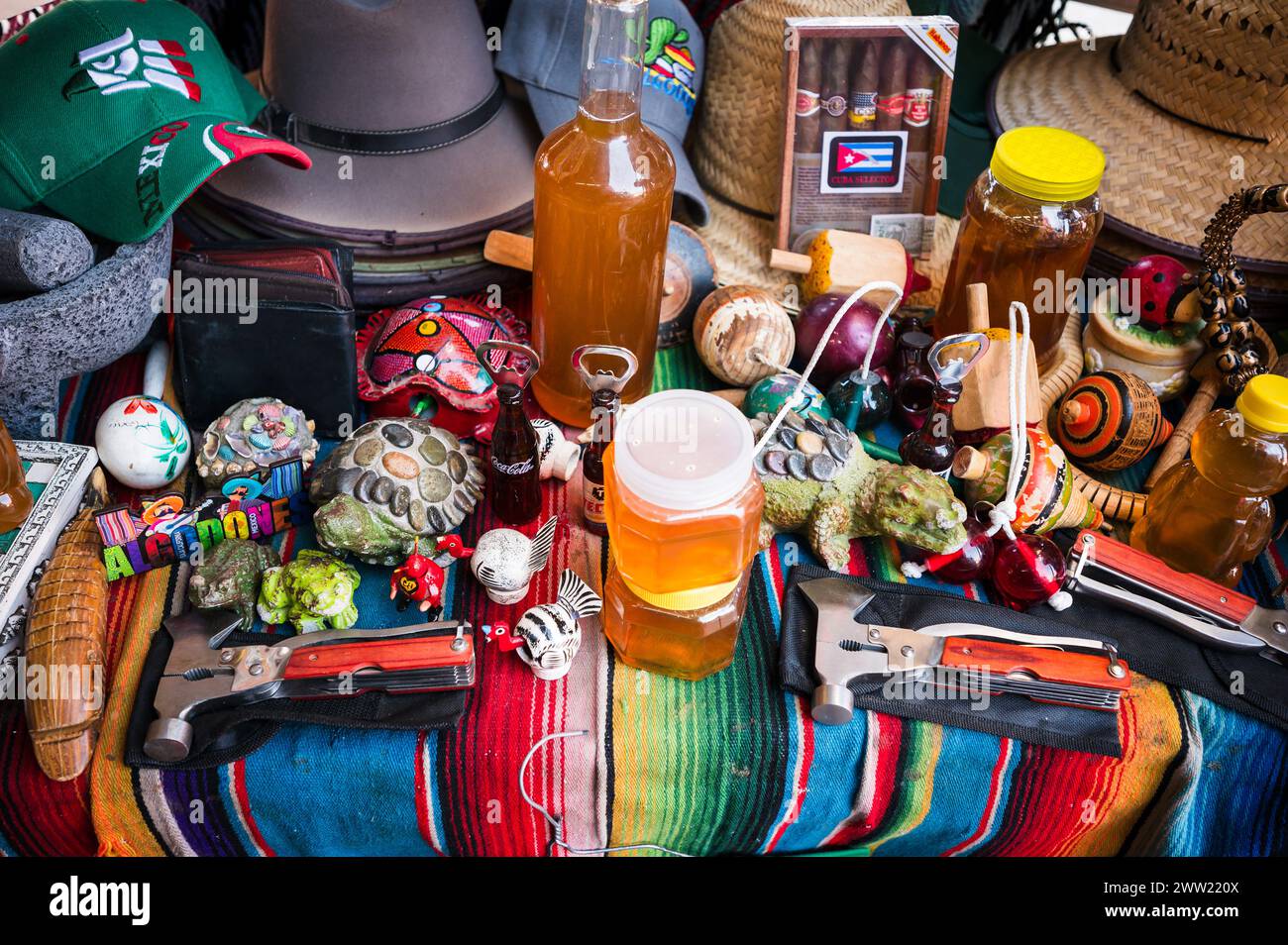Turisti e mercanti di strada sulla strada di Los Algodones in Messico, conosciuta localmente come molar City. Foto Stock