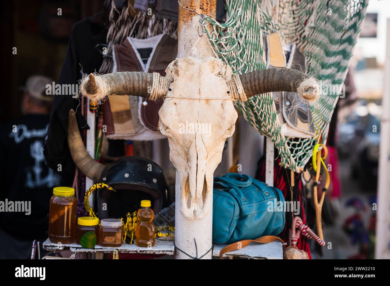 Turisti e mercanti di strada sulla strada di Los Algodones in Messico, conosciuta localmente come molar City. Foto Stock