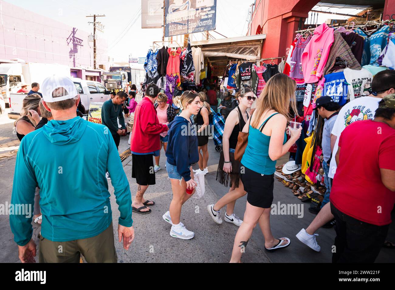 Turisti e mercanti di strada sulla strada di Los Algodones in Messico, conosciuta localmente come molar City. Foto Stock