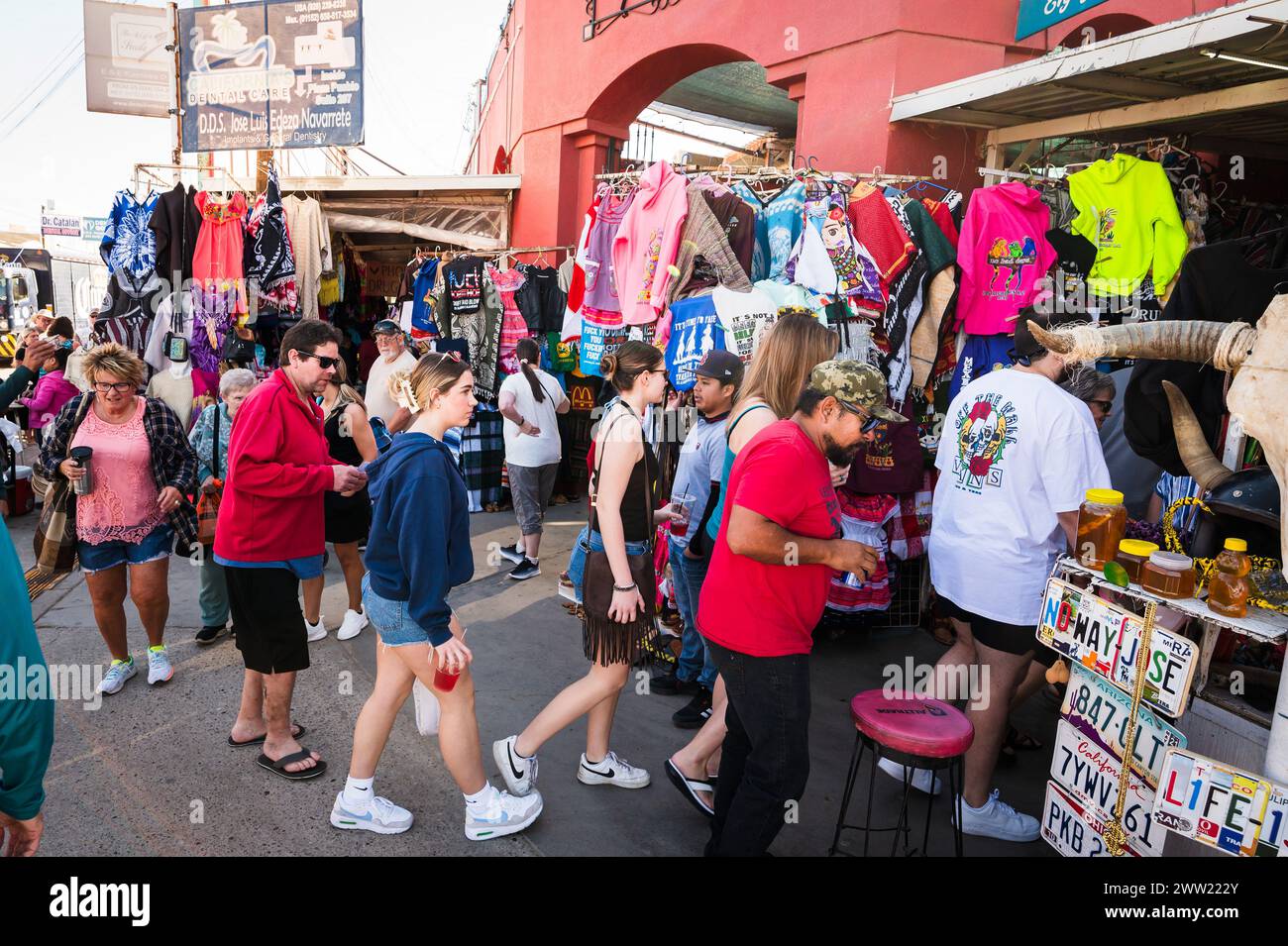 Turisti e mercanti di strada sulla strada di Los Algodones in Messico, conosciuta localmente come molar City. Foto Stock