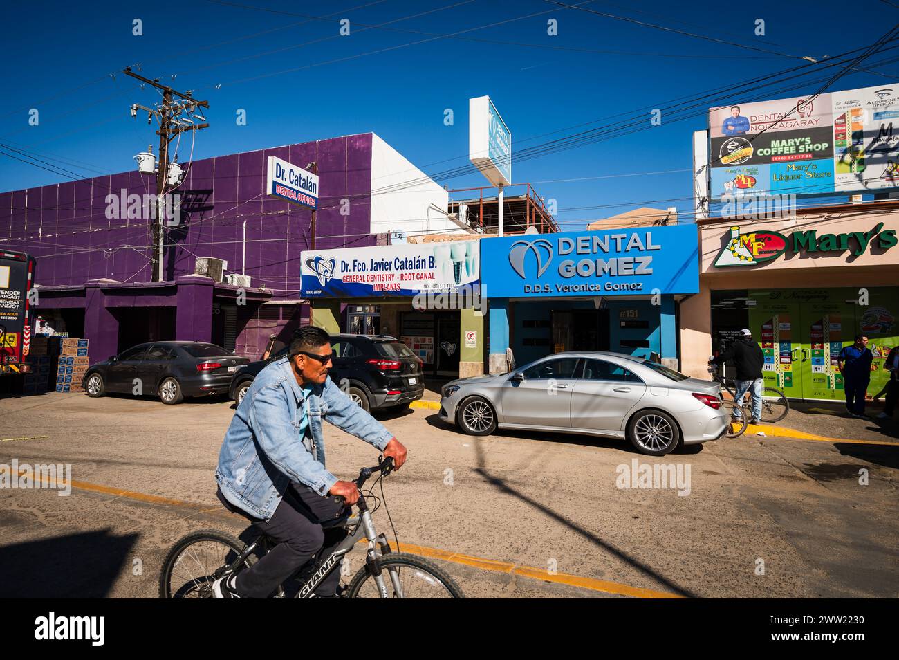 Studi dentistici, farmacie e ottici sulla strada di Los Algodones in Messico, conosciuta localmente come molar City. Foto Stock