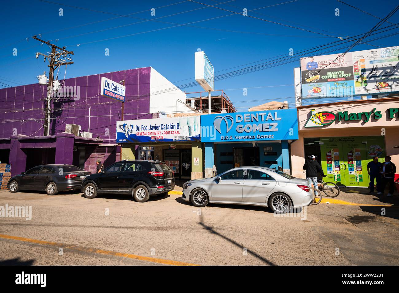 Studi dentistici, farmacie e ottici sulla strada di Los Algodones in Messico, conosciuta localmente come molar City. Foto Stock