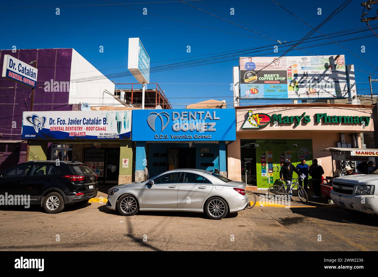Studi dentistici, farmacie e ottici sulla strada di Los Algodones in Messico, conosciuta localmente come molar City. Foto Stock