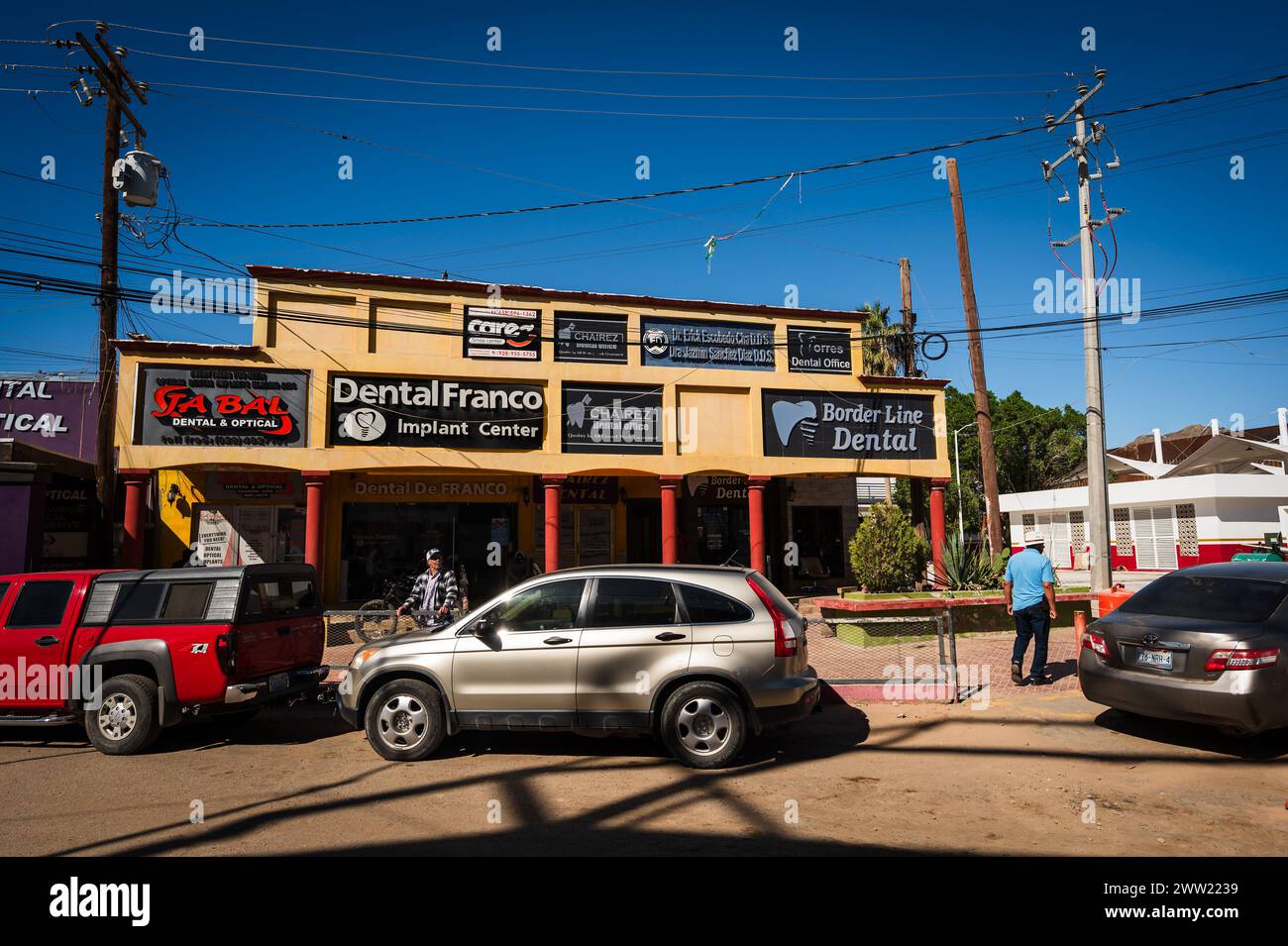 Studi dentistici, farmacie e ottici sulla strada di Los Algodones in Messico, conosciuta localmente come molar City. Foto Stock