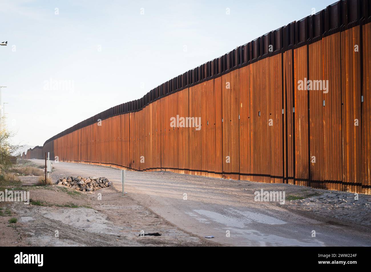 Il muro di confine degli Stati Uniti tra Lukeville in Arizona e Sonoyta in Messico. Foto Stock