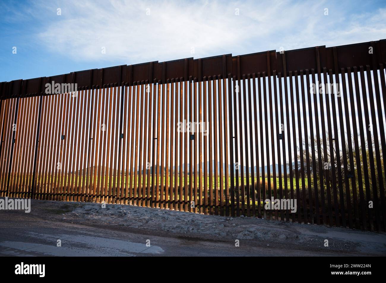 Il muro di confine degli Stati Uniti tra Lukeville in Arizona e Sonoyta in Messico. Foto Stock