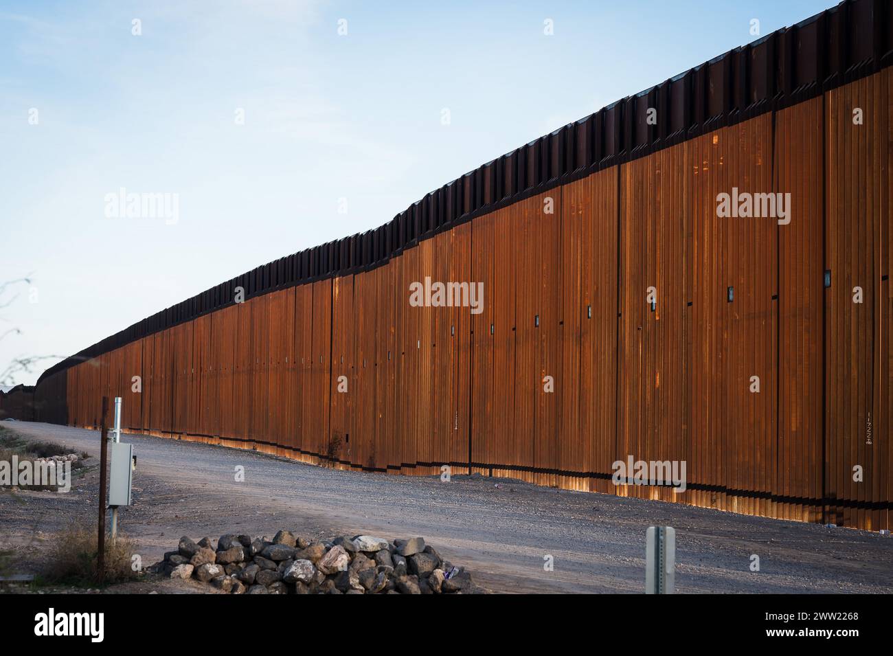 Il muro di confine degli Stati Uniti tra Lukeville in Arizona e Sonoyta in Messico. Foto Stock
