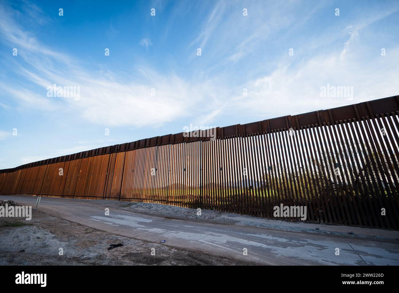 Il muro di confine degli Stati Uniti tra Lukeville in Arizona e Sonoyta in Messico. Foto Stock