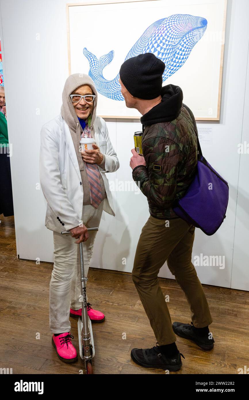 New York, New York, Stati Uniti. 20 marzo 2024. La Affordable Art Fair ha aperto, attirando una folla che si estendeva intorno all'isolato, con gallerie che espongono principalmente arte contemporanea a prezzi inferiori a quelli della maggior parte delle fiere d'arte. Due uomini, uno in una sneaker al neon con cappuccio e con uno scooter, davanti al "Ballenato" di Uriel Marin nella Galleria Olivia Connelly. Crediti: Ed Lefkowicz/Alamy Live News Foto Stock