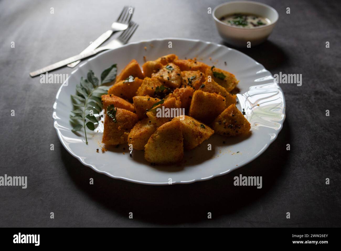 Vista dalla cima del masala fritto idli, un piatto di spuntini dell'India meridionale. Foto Stock