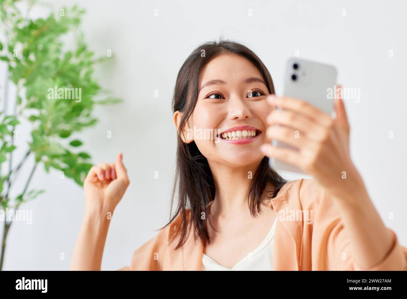 Donna asiatica che si fa selfie con il suo telefono Foto Stock