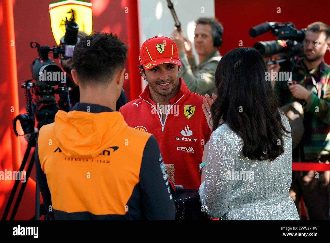 Melbourne, Australia. 21 marzo 2024. 21/03/2024, Albert Park Circuit, Melbourne, FORMULA 1 ROLEX AUSTRALIAN GRAND PRIX 2024, nella foto Carlos Sainz Jr. (ESP), Scuderia Ferrari, Lando Norris (GBR), McLaren F1 Team Credit: dpa/Alamy Live News Foto Stock