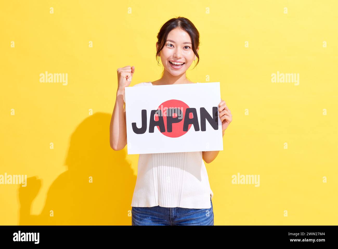 Donna giapponese con un cartello con la parola Giappone Foto Stock