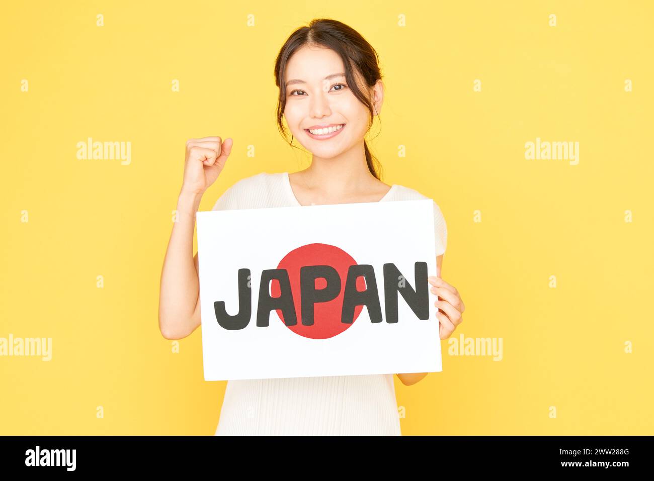 Donna giapponese che regge un cartello con la parola Giappone Foto Stock