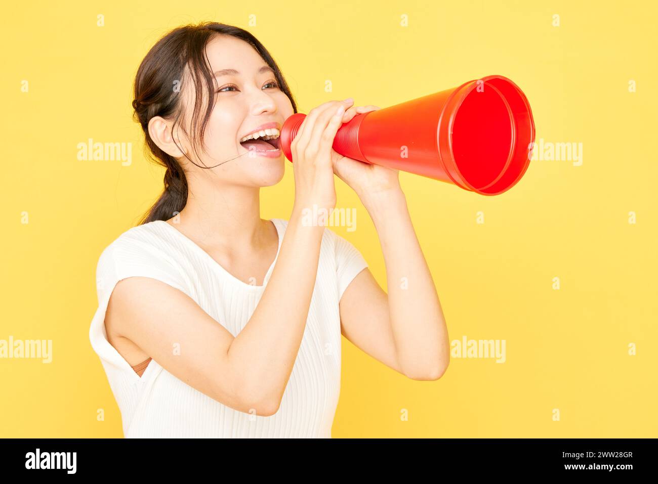 Una donna con un megafono rosso Foto Stock