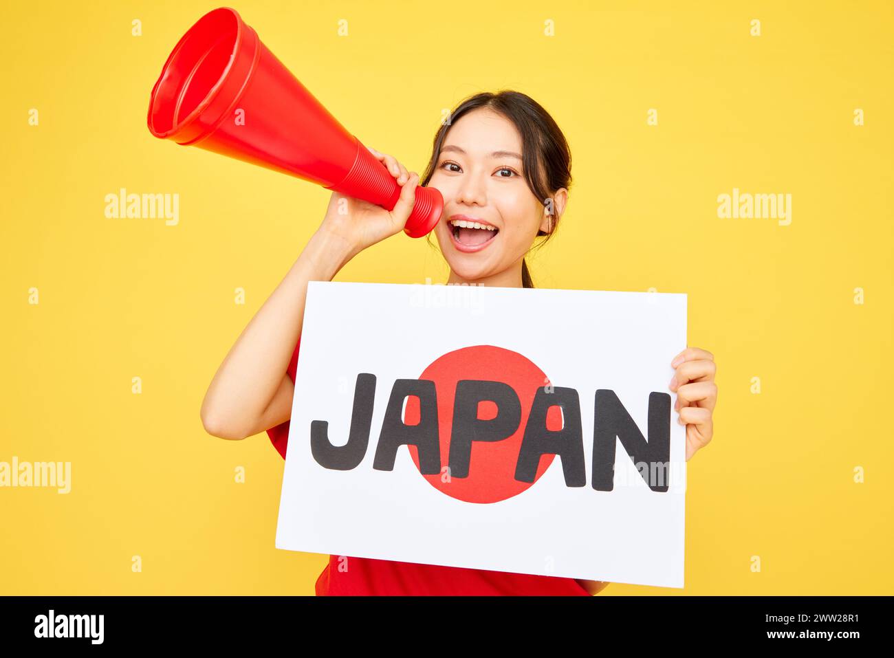 Donna giapponese con un cartello con la parola Giappone e un megafono Foto Stock