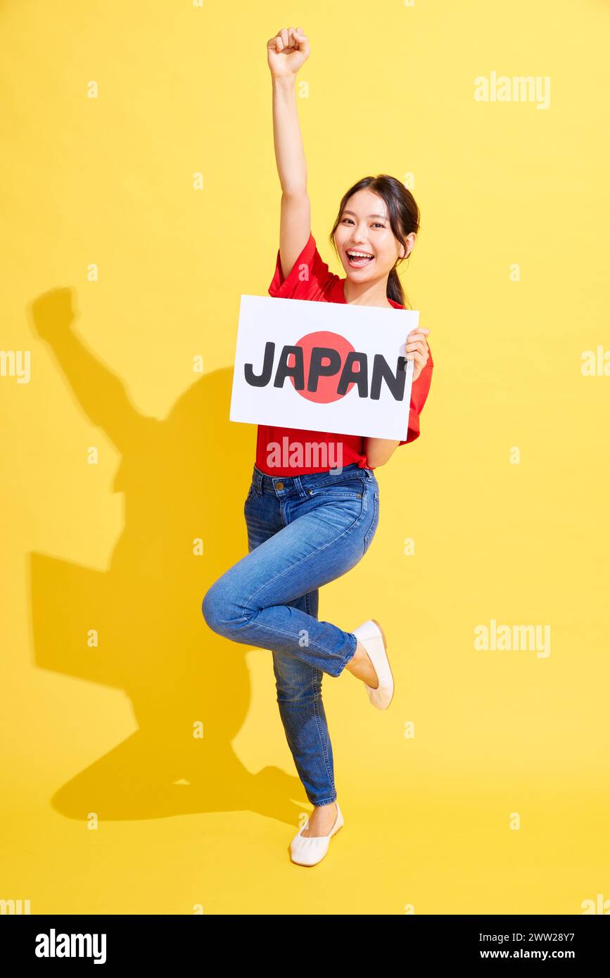 Una donna con un cartello con la parola Giappone Foto Stock
