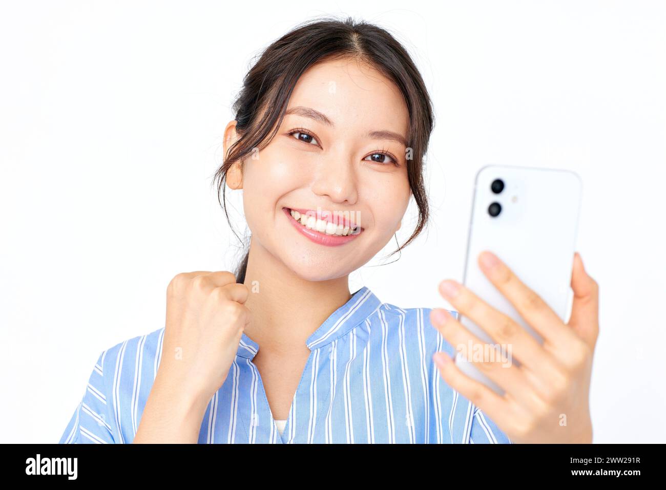Donna asiatica che scatta selfie con lo smartphone Foto Stock