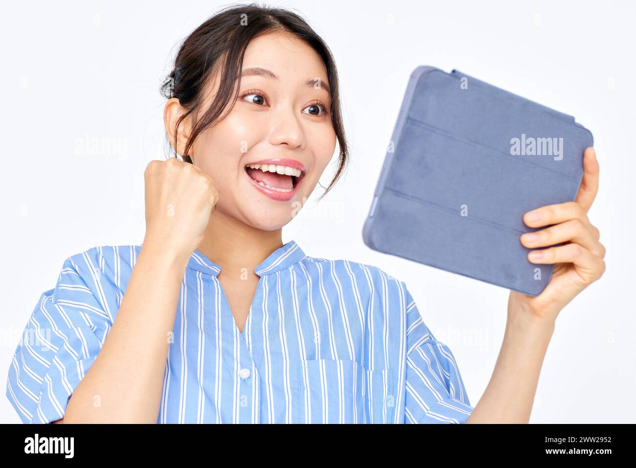 Una donna che tiene un tablet e sorride Foto Stock