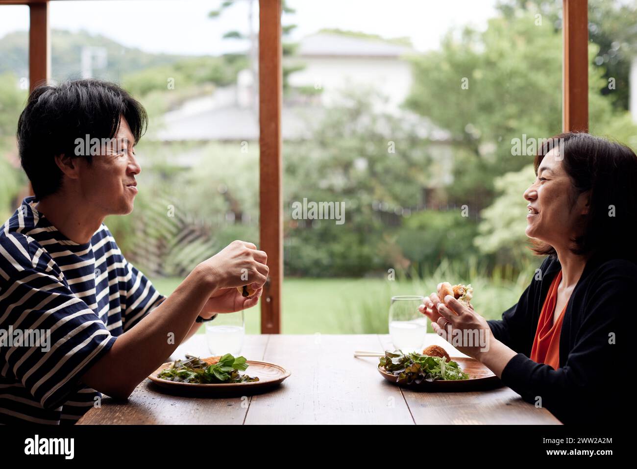 Un uomo e una donna seduti a tavola a mangiare Foto Stock