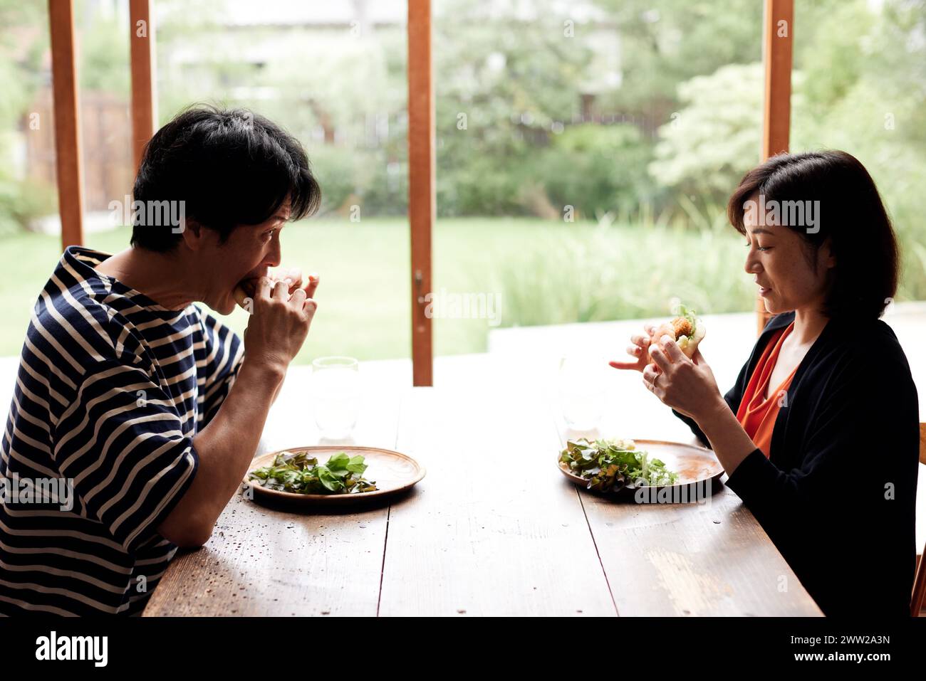 Un uomo e una donna che mangiano cibo Foto Stock