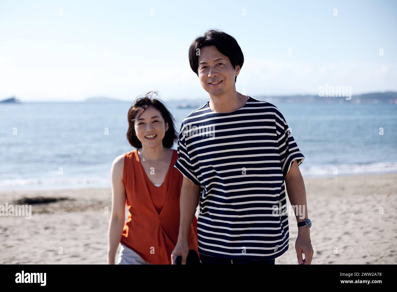 Un uomo e una donna che camminano sulla spiaggia Foto Stock