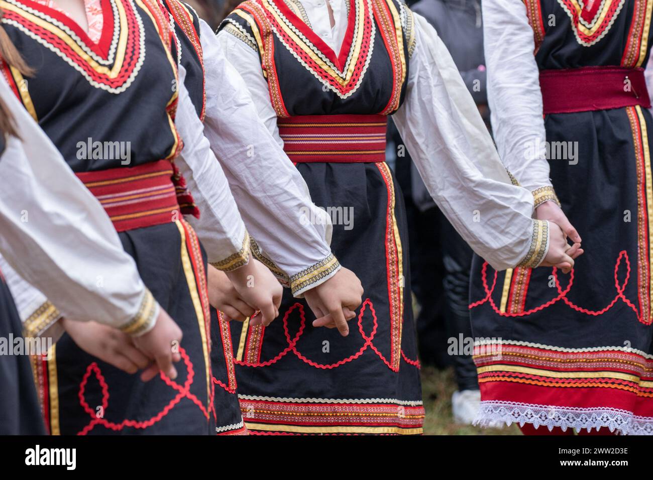 Ragazze giovani, ballano in costumi tradizionali macedoni. Parte del festival. Cerimonia delle spose . Kriva Palanka Macedonia 2023 Foto Stock