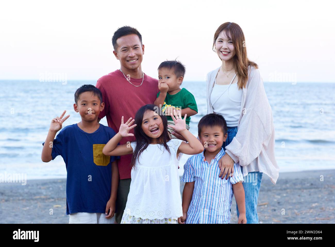 Famiglia asiatica in spiaggia Foto Stock