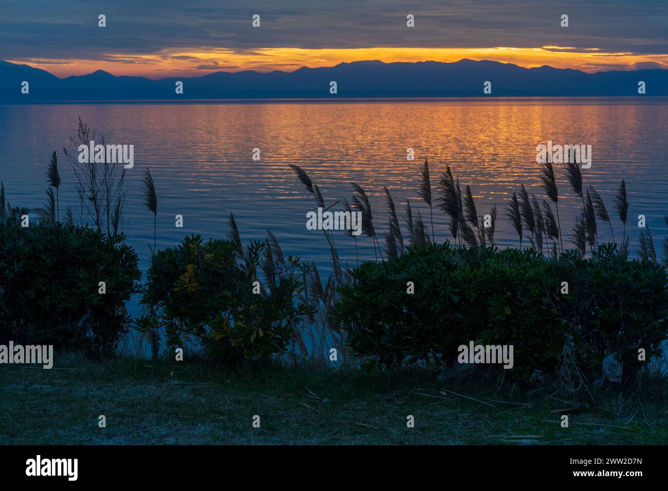 Serenità dorata. Ora del tramonto, riflesso. Mar Egeo . Foto Stock