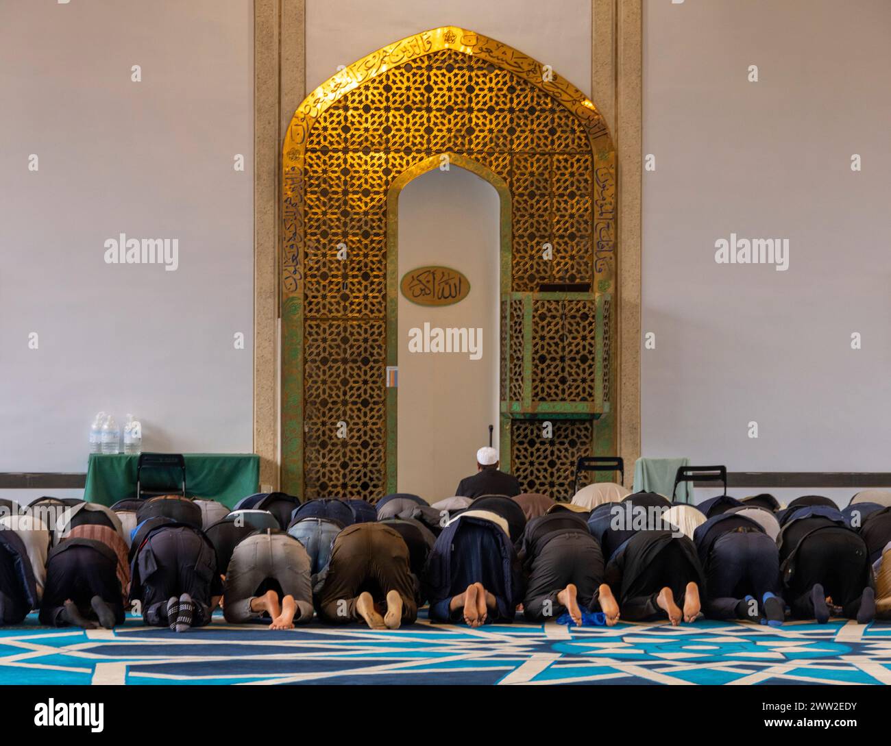 Adoratori in preghiera, London Central Mosque o Regent's Park Mosque, Londra, Inghilterra, Regno Unito Foto Stock