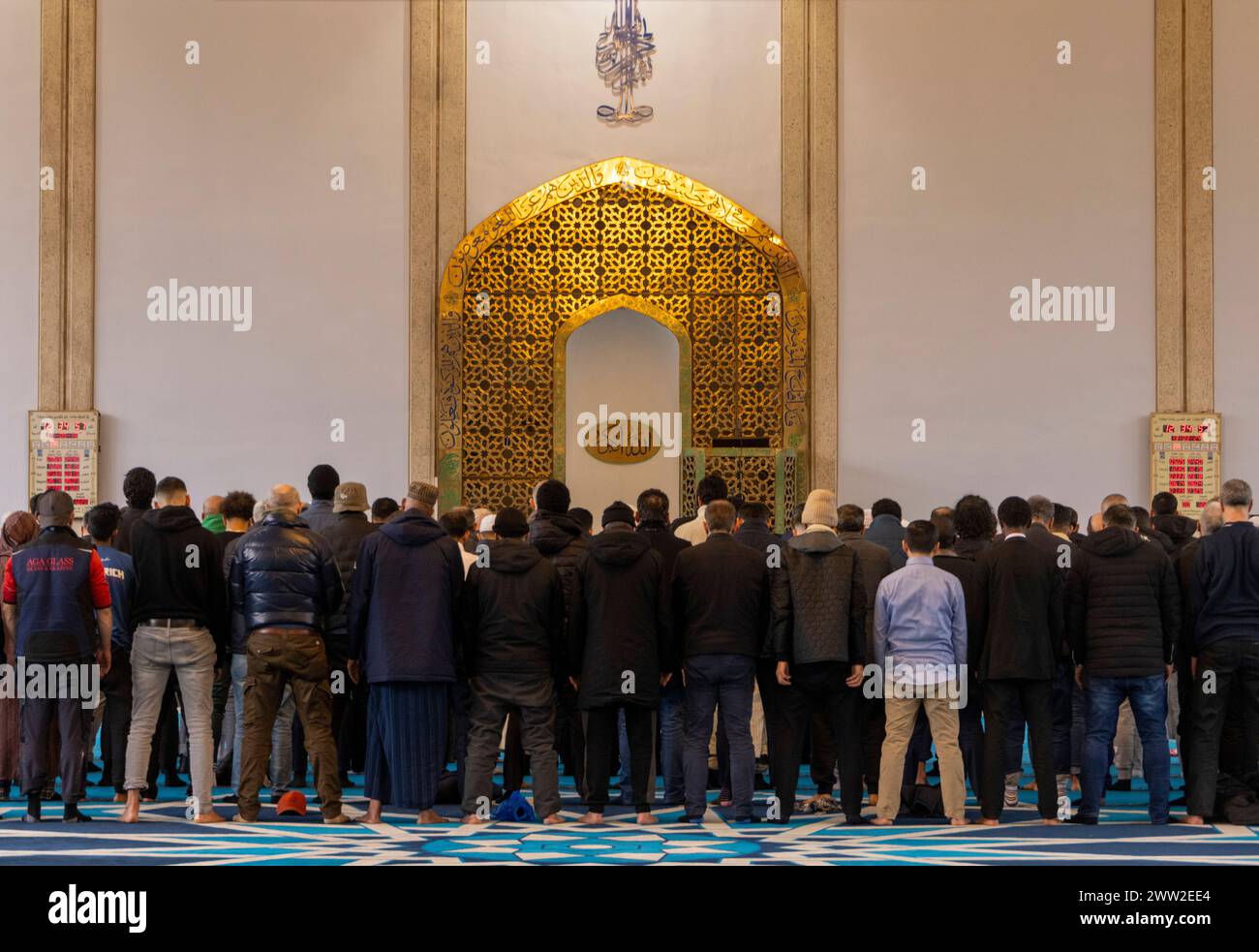 Adoratori in preghiera, London Central Mosque o Regent's Park Mosque, Londra, Inghilterra, Regno Unito Foto Stock