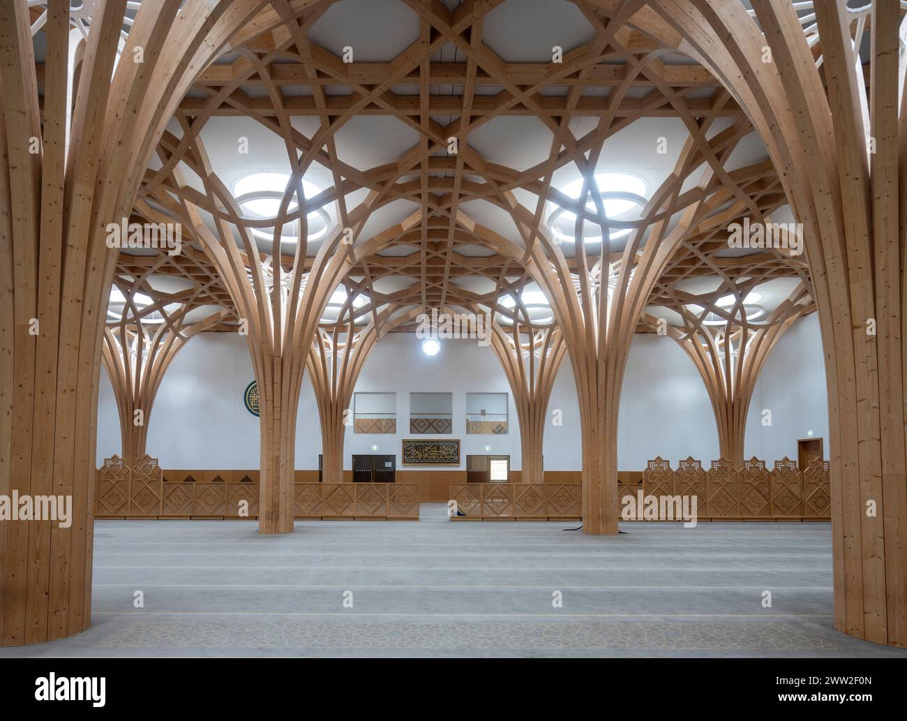 Archi a volta in legno, vista verso l'area di preghiera delle donne, la moschea centrale di Cambridge, Cambridge, Inghilterra Foto Stock