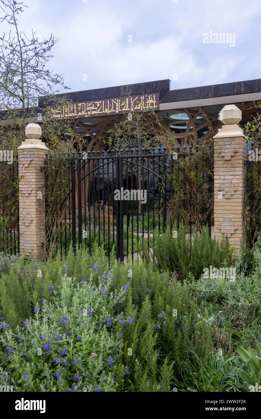 Esterno con giardino, la moschea centrale di Cambridge, Cambridge, Inghilterra Foto Stock