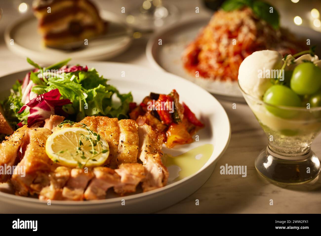 Un tavolo con cibo e vino Foto Stock