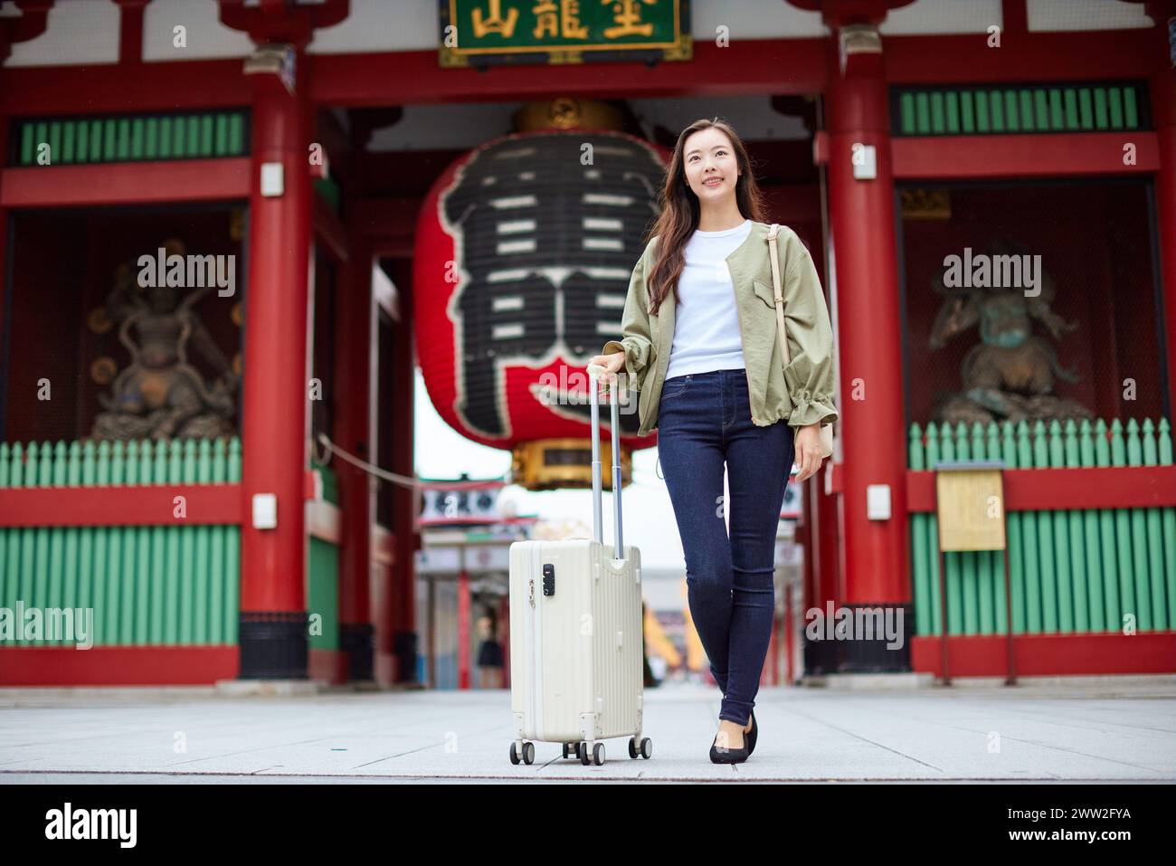 Una donna in piedi davanti a un tempio Foto Stock